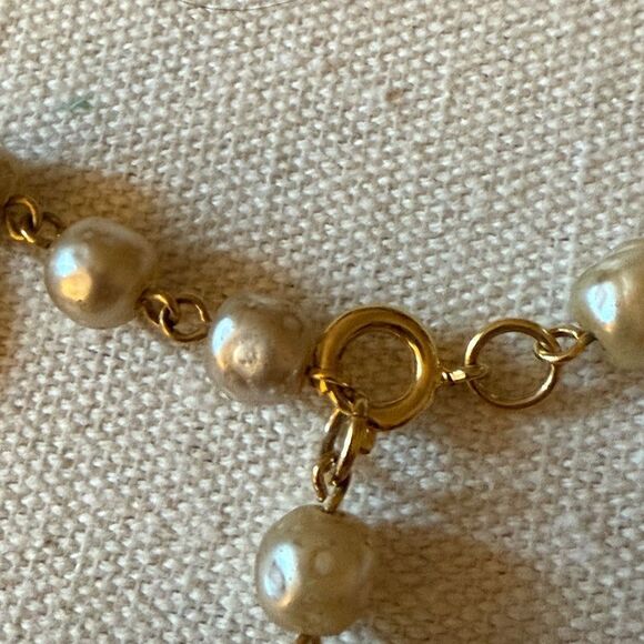 Vintage Faux Pearl Gold Tone Link Bracelet with 6 Gold Tone Charms. - Picture 6 of 6